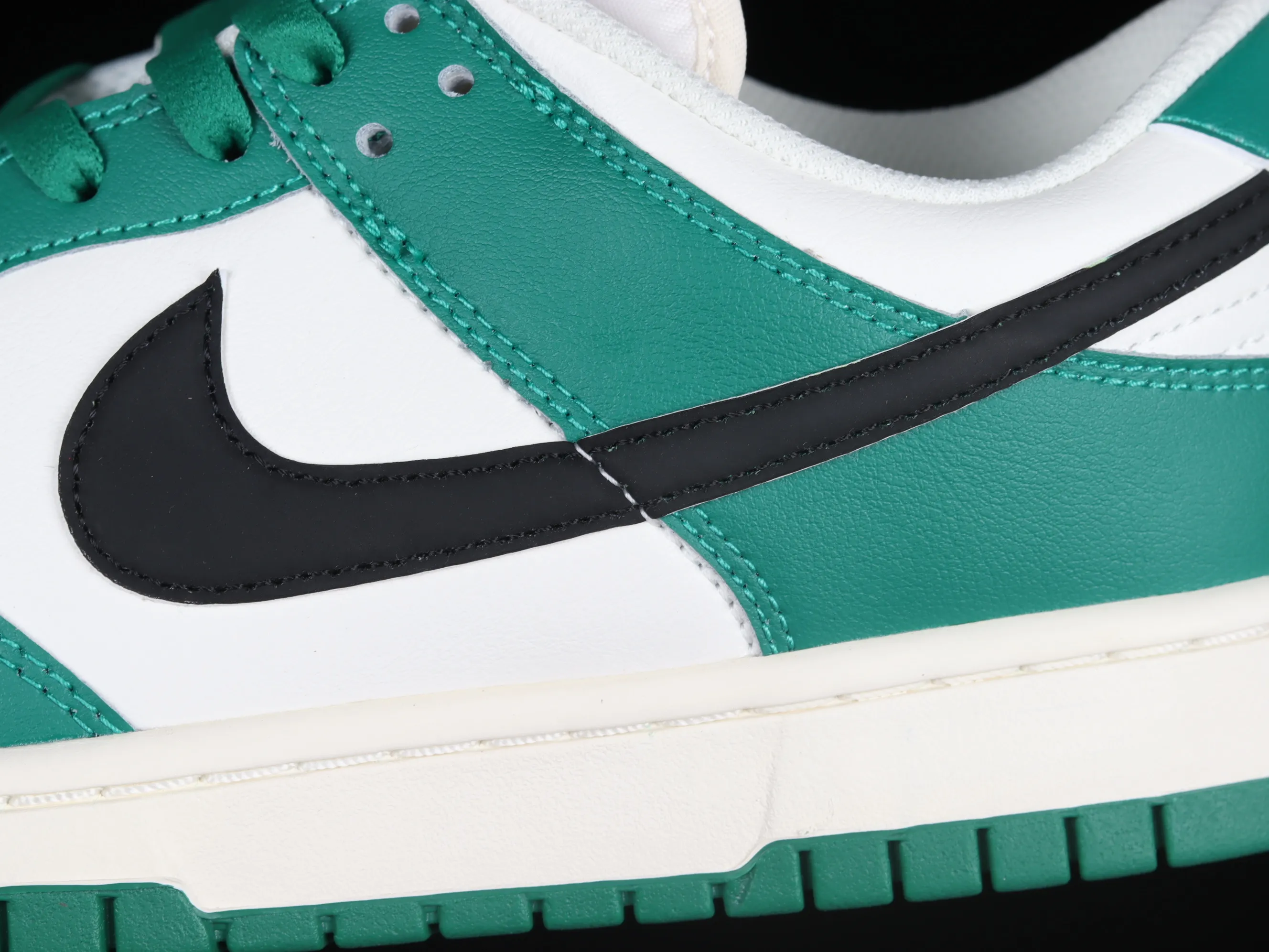 All Categories Nk SB Dunk Series Nk SB Dunk Low Low-top Sneakers #ZG Version Nk SB Dunk Low "Lottery" Heineken Color SB Smashing Backboard Fashion Casual Sneakers DR9654-100